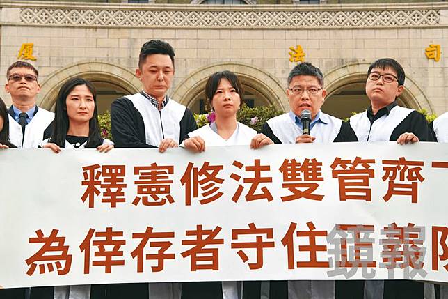 兒童性侵害倖存者們的委任律師團在3月2日憲法法庭不公開說明會後召開記者會，呼籲大法官重視兒童性侵害的特殊處境。（鏡報李智為）