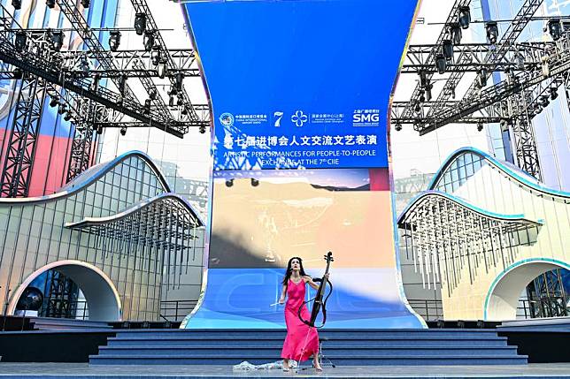 A Croatian artist performs electric cello at the central square of the National Exhibition and Convention Center (Shanghai) during the 7th China International Import Expo (CIIE), in east China's Shanghai, Nov. 5, 2024. (Xinhua/Zhang Cheng)