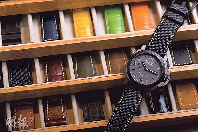 600款表帶——Panerai最近在廣東道旗艦店開設全球首間Watch Accessories Room，提供600多款表帶和表鏈配搭。試想像灰色主調的PAM1662 Luminor Marina DMLS腕表（圖）換上其他色帶，可即時變出不同感覺。腕表$116,500、皮帶各約$1250至$2670（黃志東攝）
