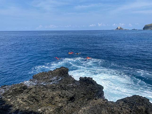 台東綠島將軍岩一釣客落海，海巡人員救起後送往衛生所搶救，但仍告不治。（記者鄭錦晴翻攝）