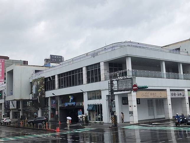 基隆市東岸商場（圖）所有權訴訟5日再度開庭，市 府委任律師葉慶元表示，大日公司減免新台幣5000萬 元租金，以此出資協助主富公司（NET）增建商場。 但NET委任律師陳義文說，5000萬元只涉及土地使用 權，與建物無關。 中央社記者王朝鈺攝 113年6月5日