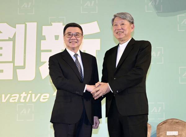 經濟部長由崇越集團董事長郭智輝(右)接任。(記者羅沛德攝)