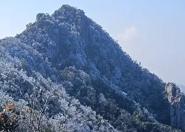 在韶關樂昌市坪石鎮天堂村馬王殿，出現廣東今年首場冰掛景觀。