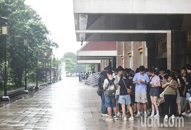 巴威颱風襲台，北台灣首當其衝，上午台鐵對號列車停駛，但台北車站內擠滿寶可夢玩家，而戶外玩家全數擠在遮雨棚下。記者曾原信／攝影