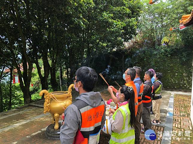 谷關工務段段長呂正安帶隊前往梨山饗堂祭拜開路先鋒。