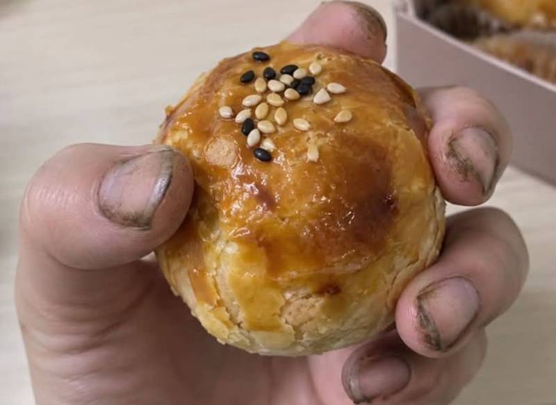 AI "Dirty Nail Egg Yolk Pastry" Meme Fools Parents in Viral Prank