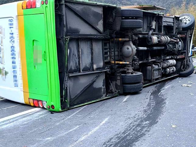 武陵賞櫻驚險！遊覽車過彎失控撞貨車翻覆