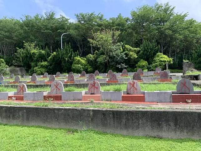 竹市示範公墓遭人噴漆和潑機油，嫌犯被法官判拘役70天。（圖：民眾提供）