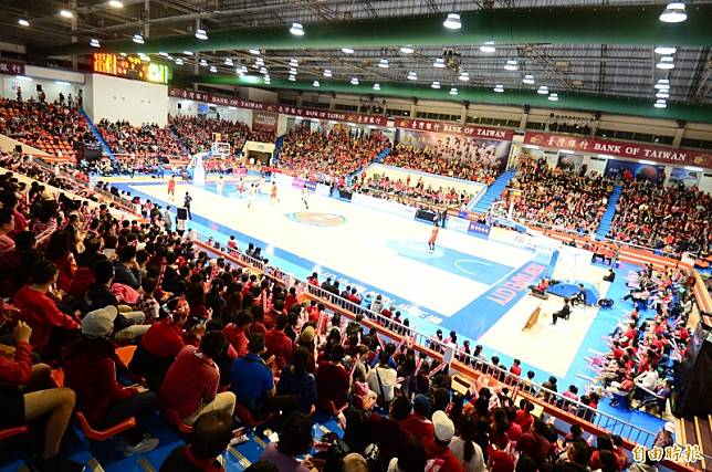 日本籃球聯賽新變革恐影響SBL超級籃球聯賽，圖為2019年3月30日台銀與璞園之戰，台銀主場日滿場球迷。(記者王藝菘攝)