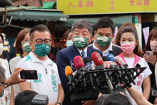 民進黨台北市長參選人陳時中1日上午期往萬華剝皮寮歷史文化街區，出席「領愛飛翔，化漸凍為見動」漸凍人協會26週年數位藝術展覽開幕記者會，並於活動前接受媒體訪問。   圖：林朝億/攝