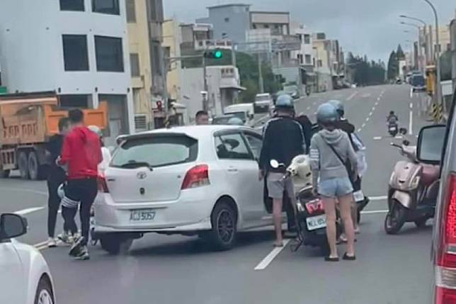 ▲澎湖日前有6名觀光客疑因行車糾紛，當街痛毆一名自小客車駕駛。（圖／翻攝爆料公社）