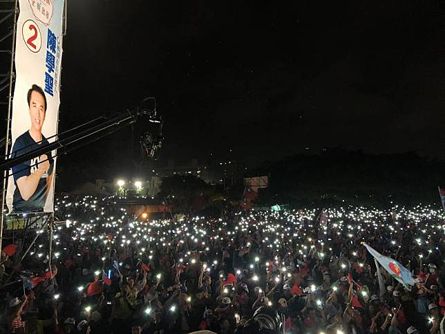 韓國瑜桃園高唱「夜襲」嗆民進黨：不讓我們唱我們偏要唱