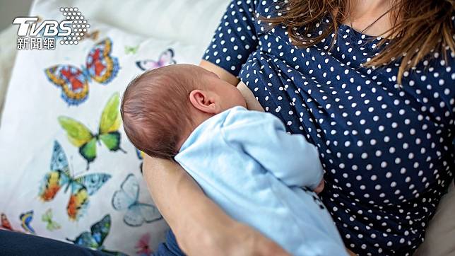 阿根廷一名母親餵母乳時休克，也導致懷中女兒慘死。（示意圖／shutterstock 達志影像）