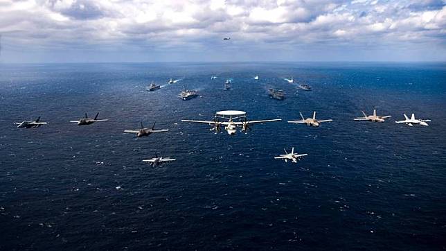 美國海軍與日本護衛艦「日向號」在菲律賓海「秀肌肉」。(圖擷取自美軍太平洋艦隊臉書粉絲專頁)