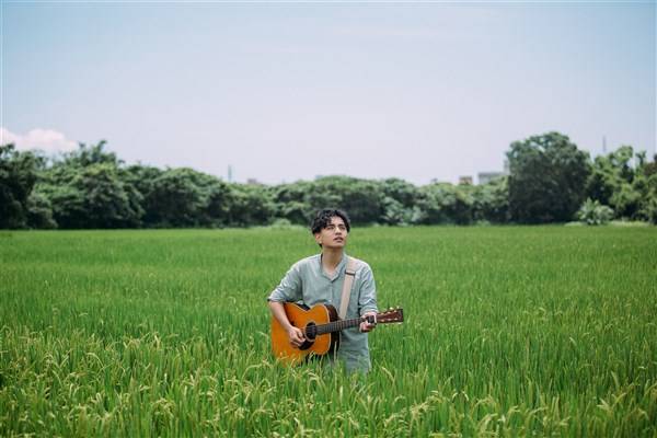 楊肅浩以世代融合為題，傳達土地及族群情感 。（典選音樂提供）