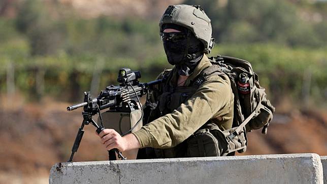 2023年8月22日，一名以色列士兵在約旦河西岸希布倫（Hebron）一個崗哨守備。路透社