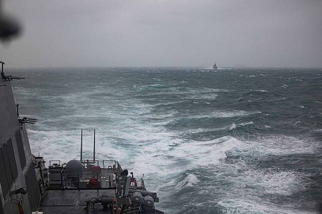 美軍「希金斯號」神盾驅逐艦和加拿大「溫哥華號」巡防艦，在開放水域通過台灣海峽，讓解放軍東部戰區氣得跳腳。（取自第七艦隊）