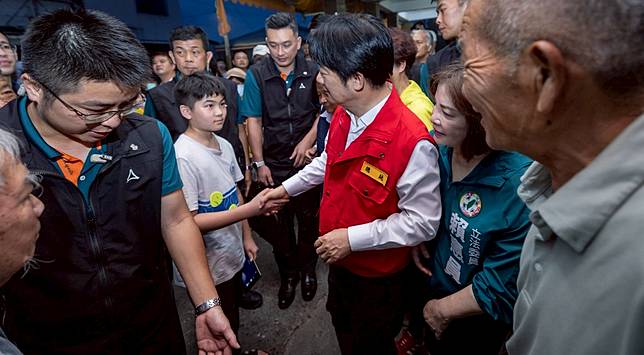 總統賴清德視察後壁區侯伯里災損情形。總統府提供。