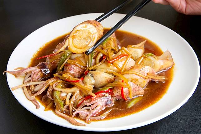 清蒸蔥油抱卵小卷肉質香甜軟嫩Q彈，且每尾都有抱卵！（圖/MITSUI OUTLET PARK林口）