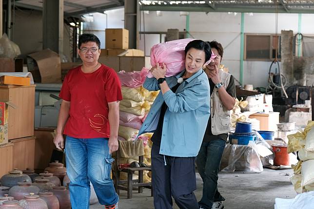 ▲張書偉在抵達「南投添興窯」後，先是扛了40公斤的土原料包與協助練土後，呈現滿頭大汗的狀態。（圖／LINE TV提供）