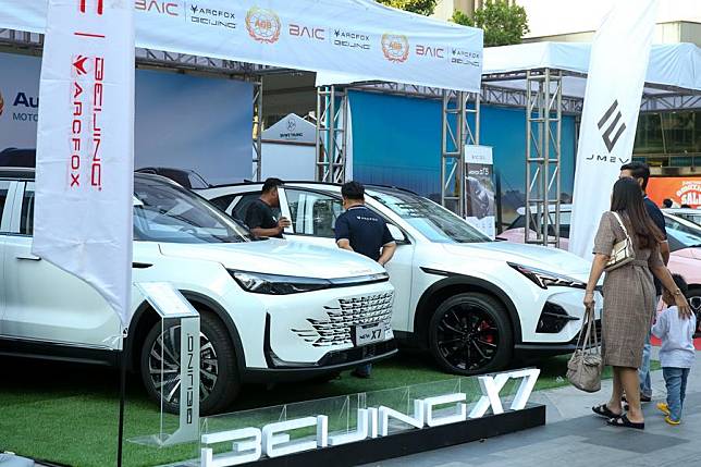 Visitors view Chinese-branded electric vehicles at a Christmas motor show in Yangon, Myanmar, Dec. 22, 2024. (Xinhua/Myo Kyaw Soe)