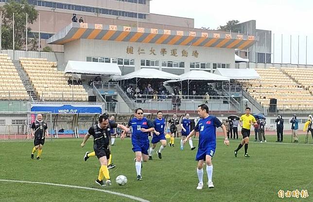 「World Cup Taiwan 2021 台灣國際友誼足球賽」今在輔仁大學足球場熱血開踢，我國外交部與各國駐台使節、代表組成的「夢幻隊」一較高下，雙方在風雨之中仍熱血球敘。(記者楊丞彧攝)