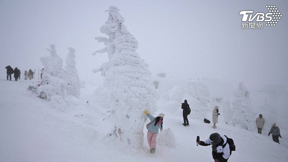 Taiwanese tourists fall 1.5 meters into snow pit while admiring hoarfrost in Northeast Japan