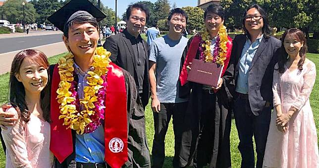 陳美齡與丈夫及兩個兒子出席孻仔的大學畢業禮。（陳美齡facebook圖片 / 明報製圖）