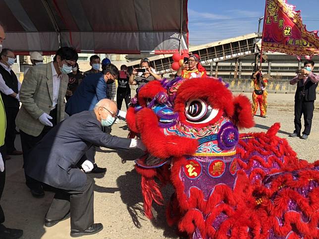 善化糖廠開工儀式有雙獅迎賓、祥獅祈福，增添熱鬧氣氛。（記者盧萍珊攝）