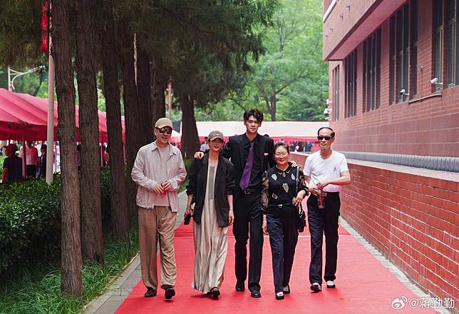 陳建斌一家人參加兒子虎虎高中畢業典禮，虎虎身高近190公分相當搶眼。翻攝蔣勤勤微博