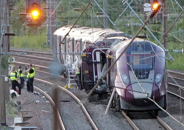 ▲英國倫敦北部19日發生火車相撞事故，造成人員死傷。（圖／路透／達志影像）