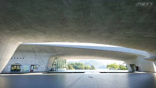 ▲日本建築師設計的向山行政暨遊客中心，和周圍自然環境融為一體。