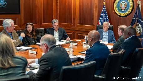 美國總統拜登在白宮戰情室會見國家安全團隊