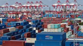 中國2025年貿易順差達8.5兆元人民幣。圖為上海貨櫃港資料照片。美聯社