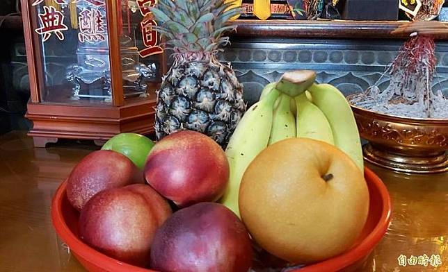 農曆初九「天公生」，民俗專家建議準備香蕉、李子、梨子、鳳梨等水果，象徵「招你來旺」的吉祥之意。(資料照)