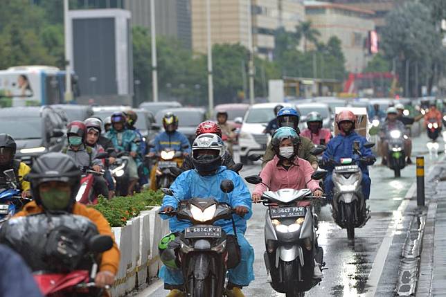 People ride on motorcycles on a main street in Jakarta, Indonesia on Feb. 5, 2024. (Xinhua/Veri Sanovri)