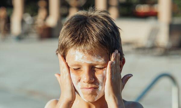 兒童防曬怎麼挑？皮膚科醫師指出4要點，降低過敏風險