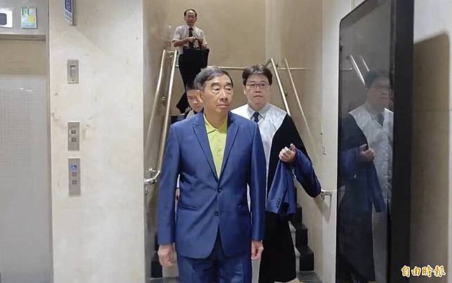 張國華約近凌晨2時許結束複訊，被依違反證券交易法諭知1.2億元交保，並限制住居、出境、出海，另接受手機監控。(記者劉詠韻攝)