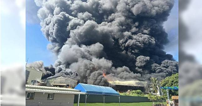 台南壓克力工廠全面燃燒　現場存放「大量甲醇」驚傳爆炸聲