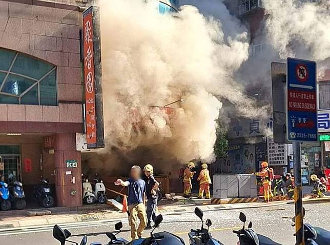 新北市中和區一間北方麵食館5日上午9時許發生氣爆，造成2人受傷送醫。（翻攝自記者爆料網）