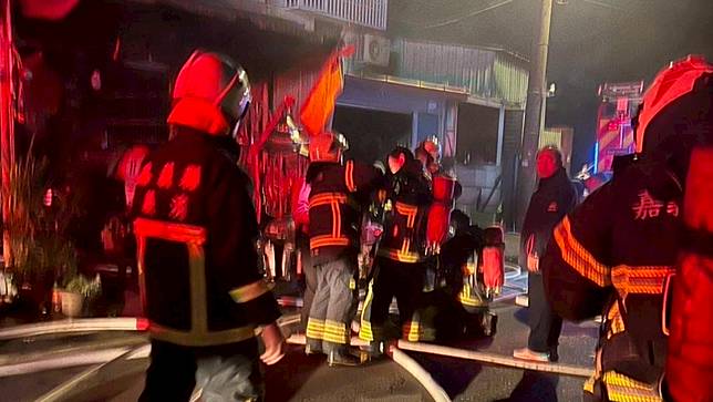 2025年2月18日，嘉義縣中埔鄉和美村司公廍附近發生住宅火警，警消到場灌救。讀者提供