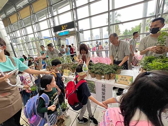 響應「世界地球日」，高鐵攜手農業部林業保育署舉辦「共植美好」贈苗活動。（高鐵提供）