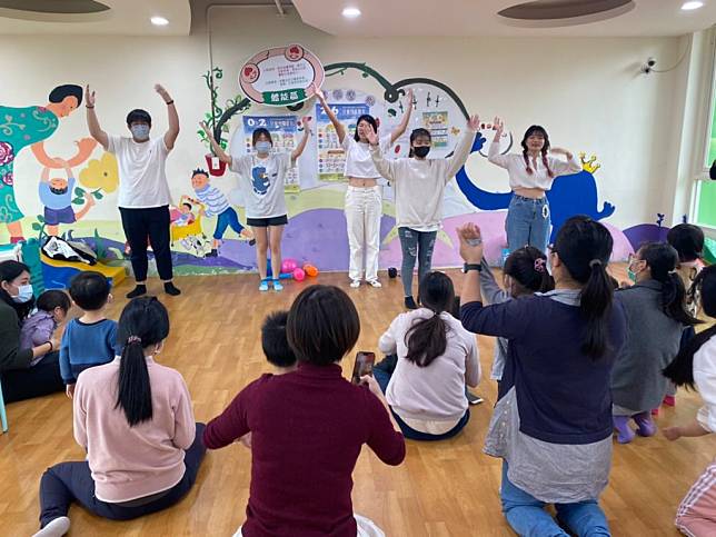 嘉藥幼保系學生展現活力與精神，帶動新年歌律動。（校方提供）