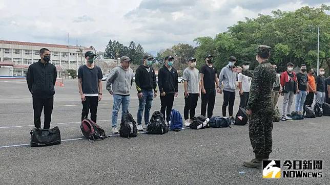 海軍陸戰隊新兵今天到屏東龍泉新兵訓練中心進行入伍報到，正式成為首梯一年制役男，預計徵集155員役男，實際報到人數為62員