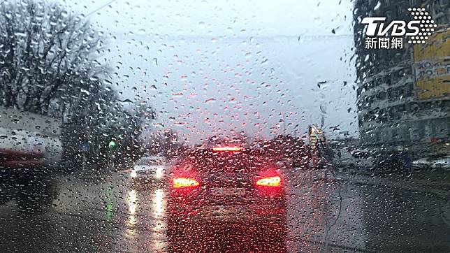 下雨天騎車時安全帽鏡片總布滿水珠。（示意圖／TVBS資料畫面）