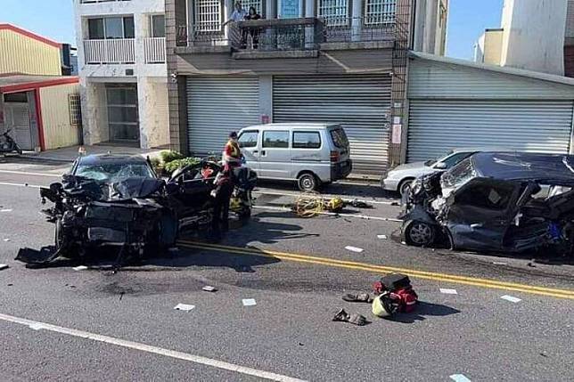 宜蘭五結鄉發生恐怖死亡車禍。（圖／翻攝自爆料公社）