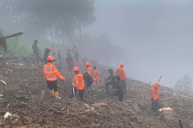 救難人員在山坡上搜尋生還者。（圖／美聯社）