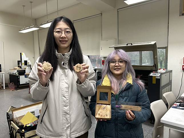 玄奘大學學子陳鈺方和鄭淨方畢業作品利用疏伐木製作書籤， 送給小學作為閱讀書籤，薪傳環保永續理念。（記者彭新茹攝）