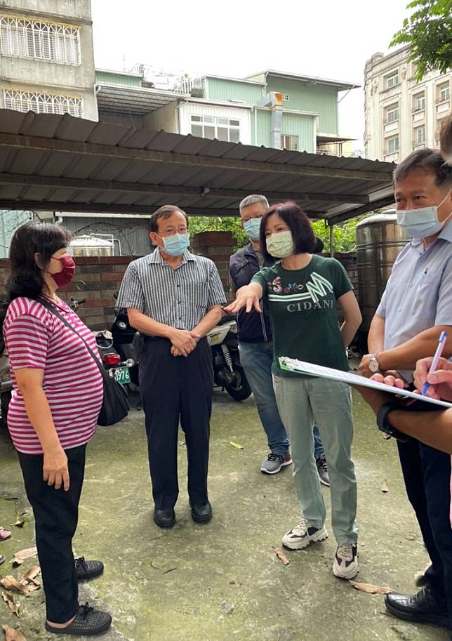 相關單位會勘，將由太平區公所行文農水署認養土地，並進行綠美化等工作。（記者黃俊昇攝）