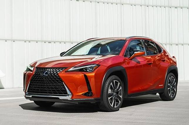 日系車只入列三席，其中 Lexus 的 UX250h 為其中油電動力代表。